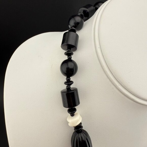 Vintage Black & White Beaded Necklace Chunky Statement Jewelry With Gold-Tone Cl - Picture 2 of 8